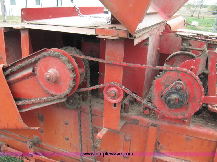 image for item 8128 New Holland 277 small square baler