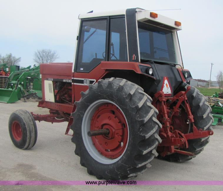 image for item 8460 1979 International 1086 tractor