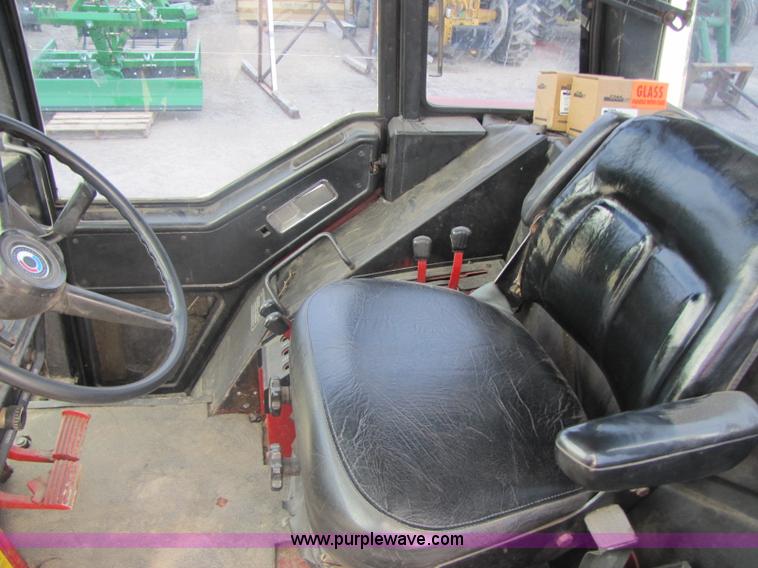 image for item 8460 1979 International 1086 tractor