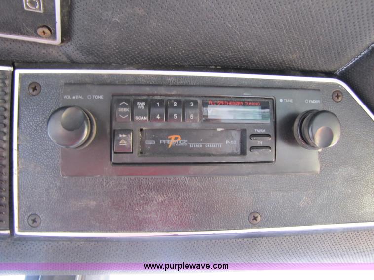 image for item 8460 1979 International 1086 tractor