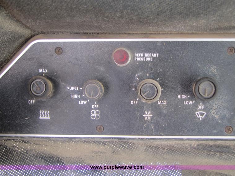 image for item 8461 International Harvester 1086 tractor