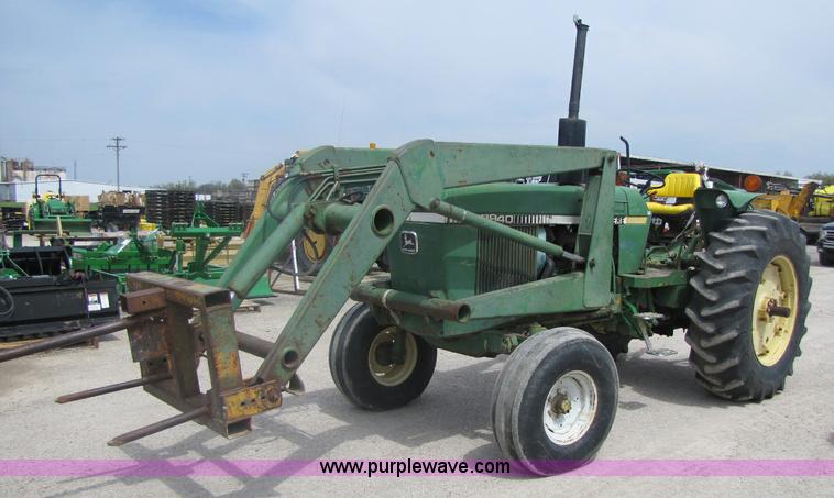 image for item 8462 John Deere 2940 tractor with loader