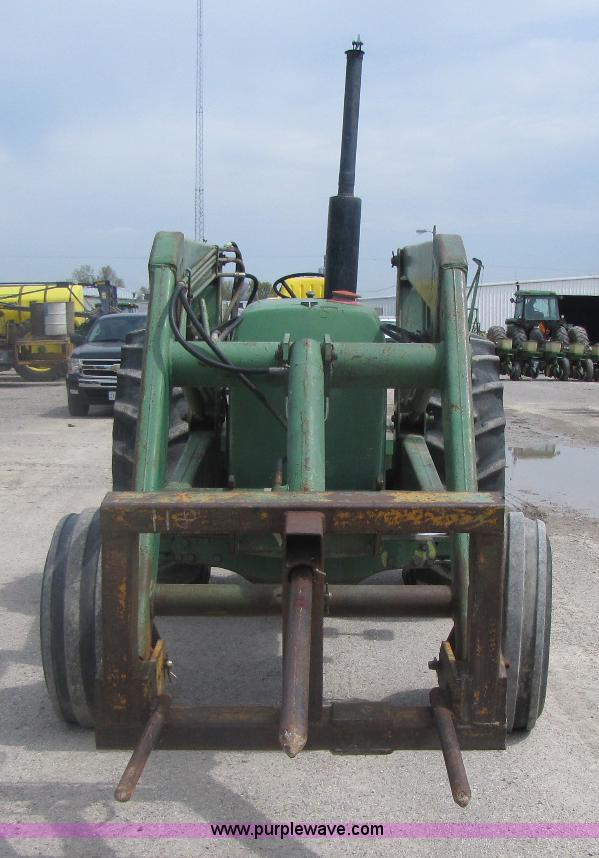 image for item 8462 John Deere 2940 tractor with loader