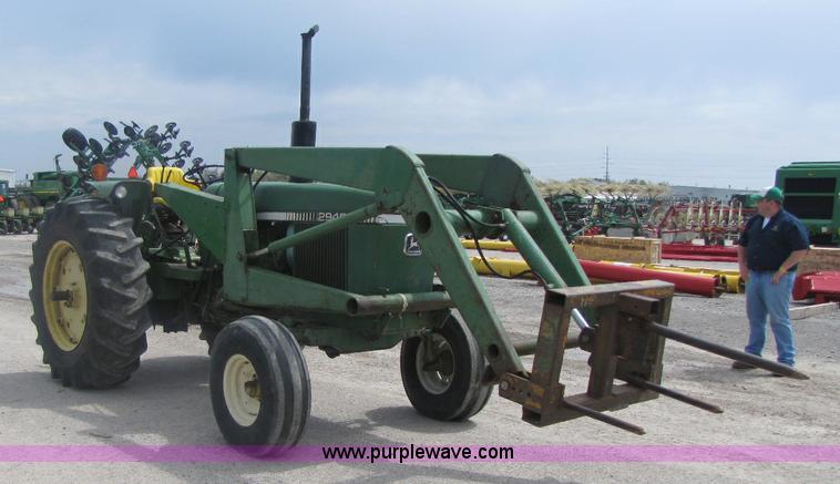 image for item 8462 John Deere 2940 tractor with loader