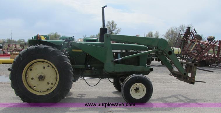 image for item 8462 John Deere 2940 tractor with loader