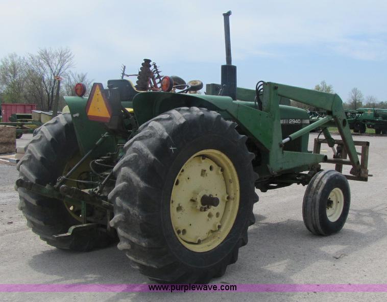 image for item 8462 John Deere 2940 tractor with loader