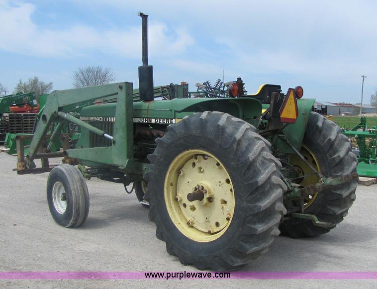 image for item 8462 John Deere 2940 tractor with loader