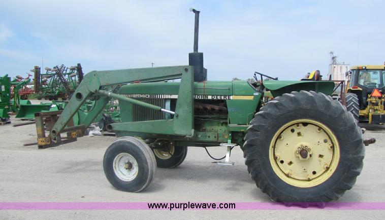 image for item 8462 John Deere 2940 tractor with loader