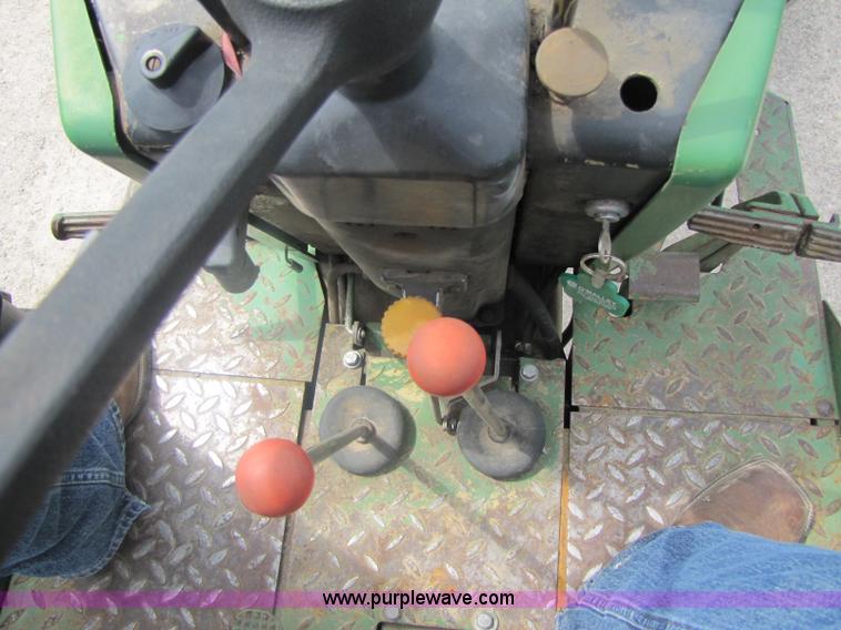 image for item 8462 John Deere 2940 tractor with loader