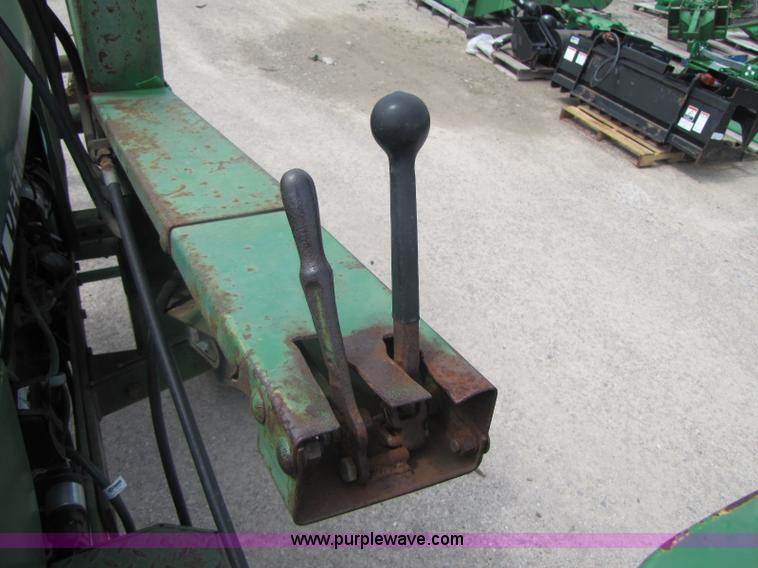 image for item 8462 John Deere 2940 tractor with loader