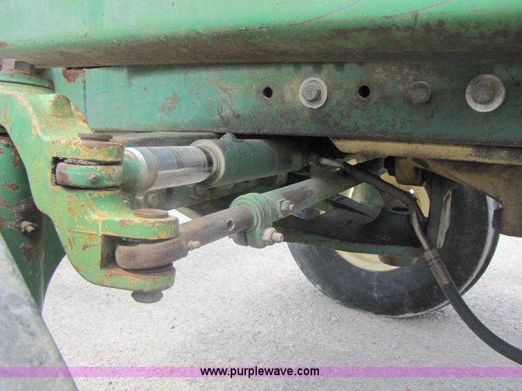 image for item 8462 John Deere 2940 tractor with loader