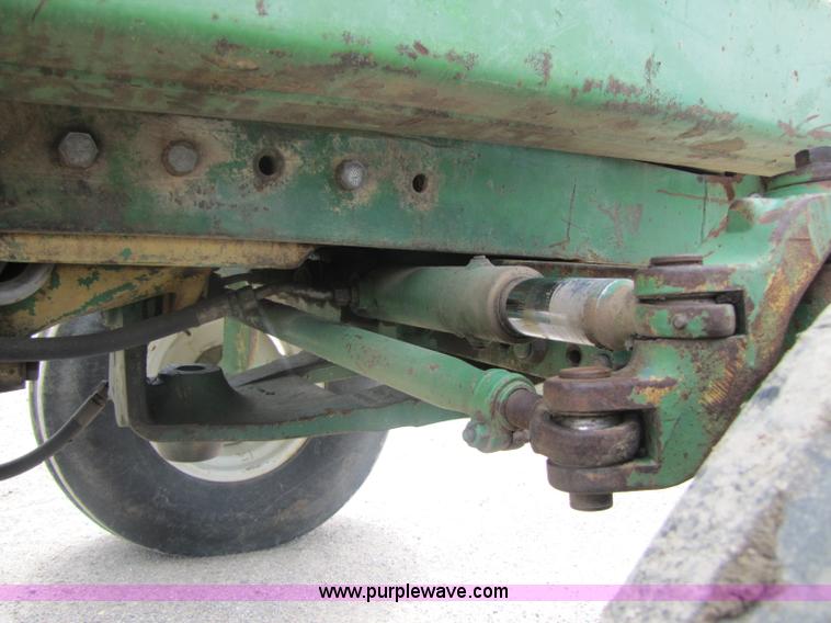 image for item 8462 John Deere 2940 tractor with loader