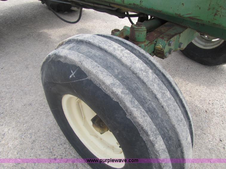 image for item 8462 John Deere 2940 tractor with loader