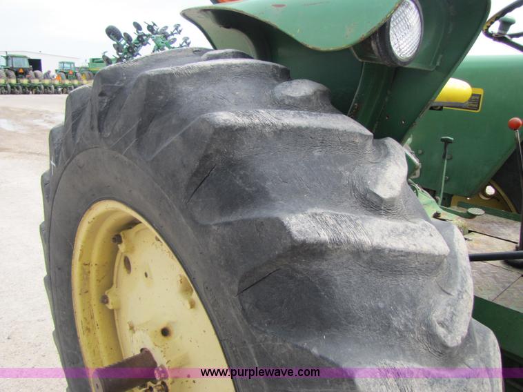 image for item 8462 John Deere 2940 tractor with loader