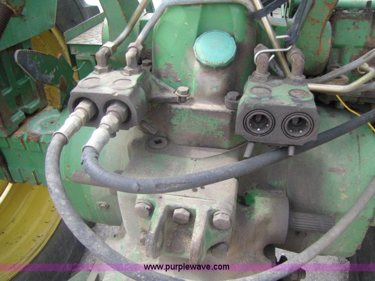 image for item 8462 John Deere 2940 tractor with loader