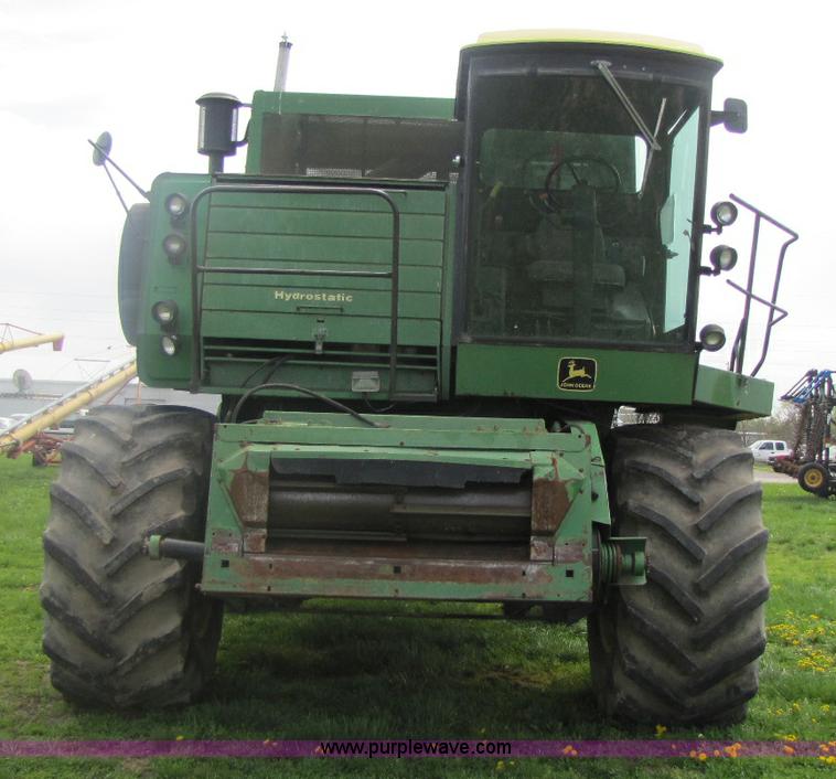 image for item 8463 John Deere 7720 combine