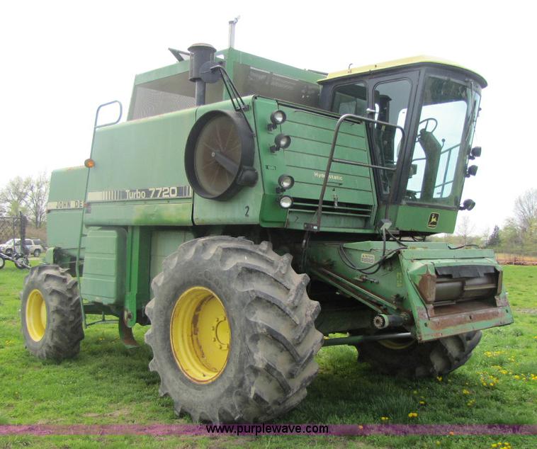 image for item 8463 John Deere 7720 combine