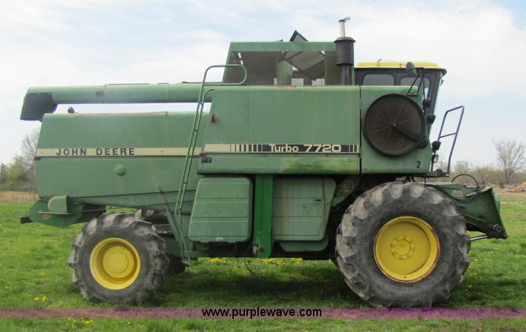 image for item 8463 John Deere 7720 combine