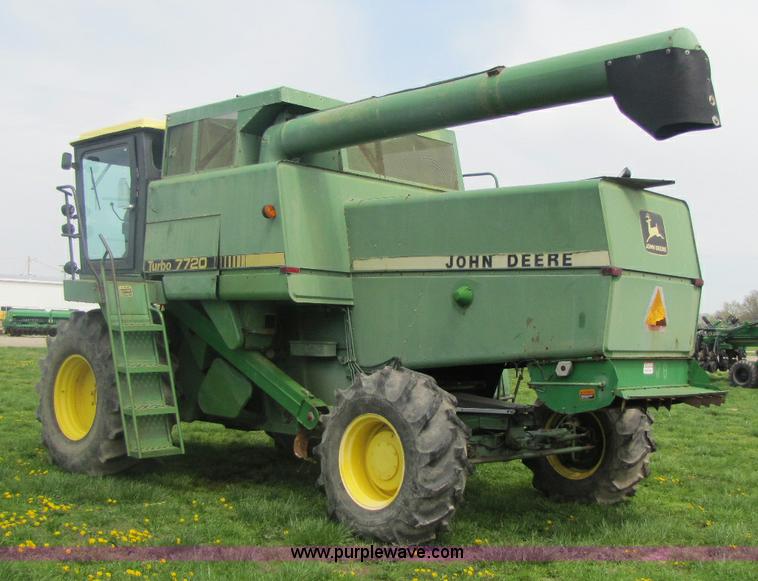 image for item 8463 John Deere 7720 combine