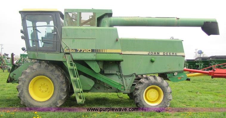 image for item 8463 John Deere 7720 combine