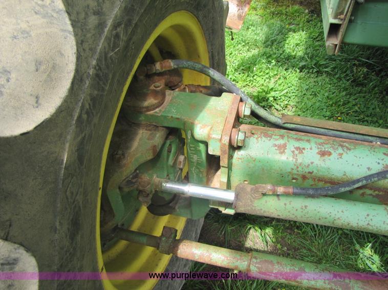 image for item 8463 John Deere 7720 combine