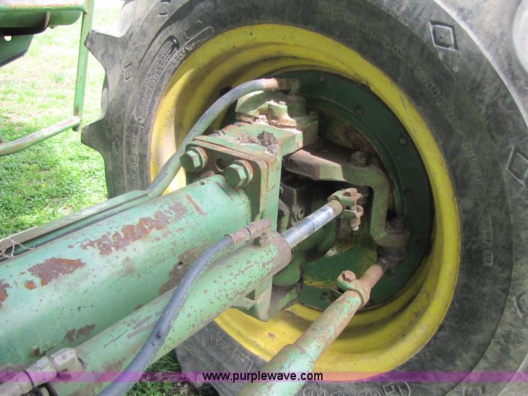 image for item 8463 John Deere 7720 combine