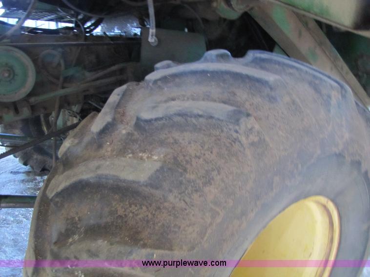 image for item 8660 1979 John Deere 7720 combine and header