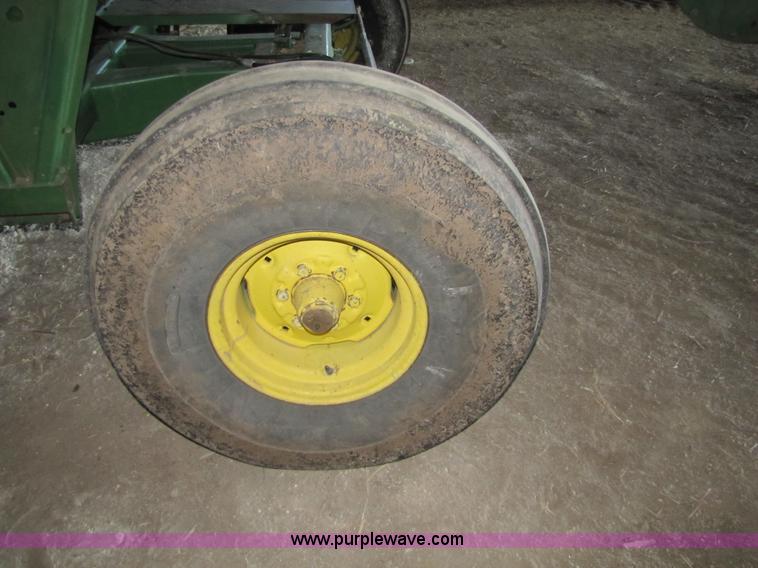 image for item 8660 1979 John Deere 7720 combine and header