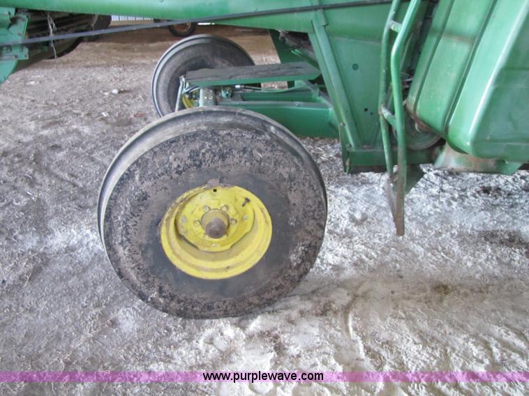 image for item 8660 1979 John Deere 7720 combine and header