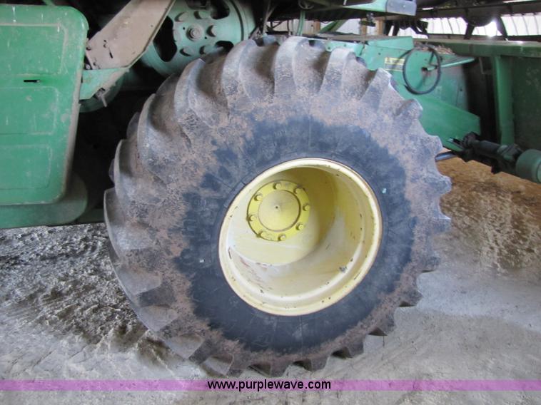 image for item 8660 1979 John Deere 7720 combine and header