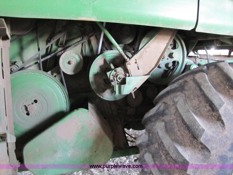 image for item 8660 1979 John Deere 7720 combine and header
