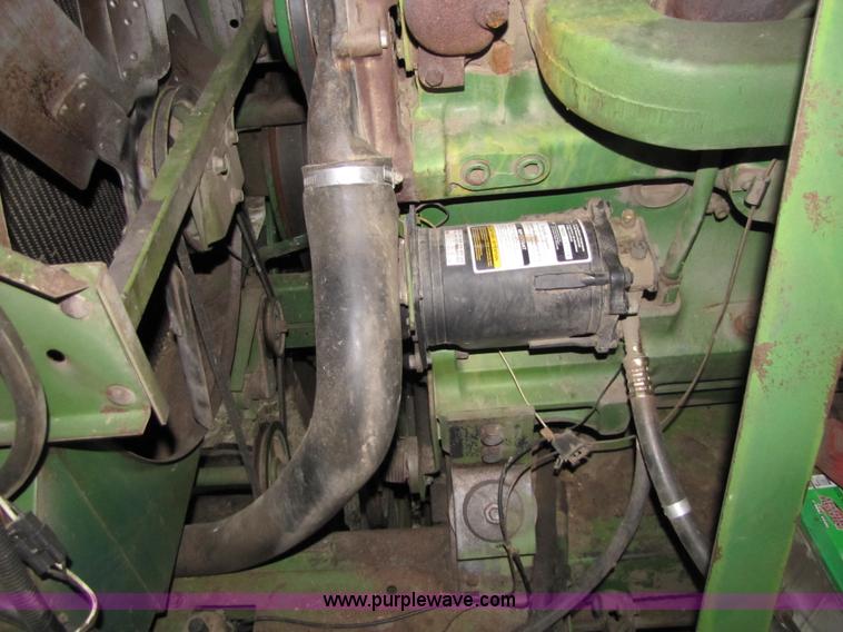 image for item 8660 1979 John Deere 7720 combine and header