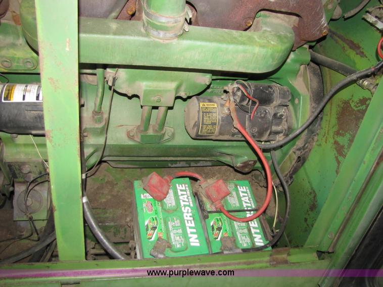 image for item 8660 1979 John Deere 7720 combine and header