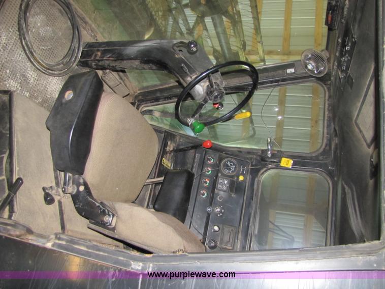 image for item 8660 1979 John Deere 7720 combine and header