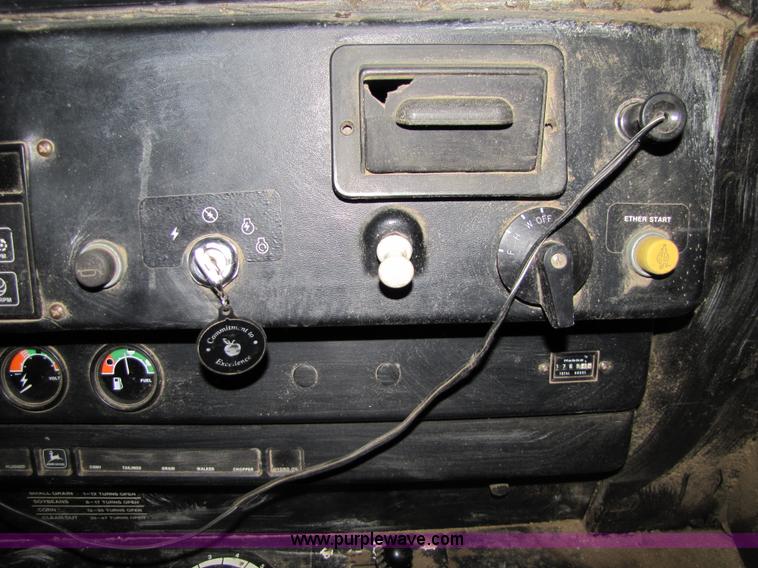 image for item 8660 1979 John Deere 7720 combine and header