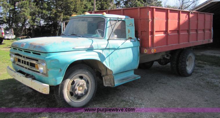 image for item 8662 1961 Ford F600 grain truck