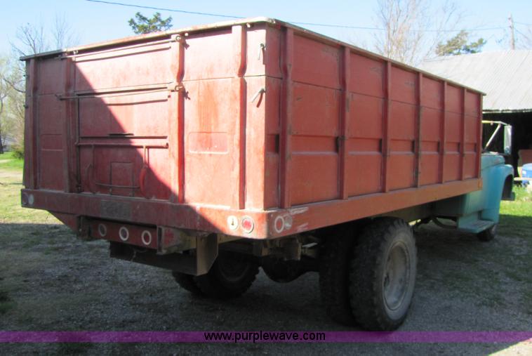 image for item 8662 1961 Ford F600 grain truck