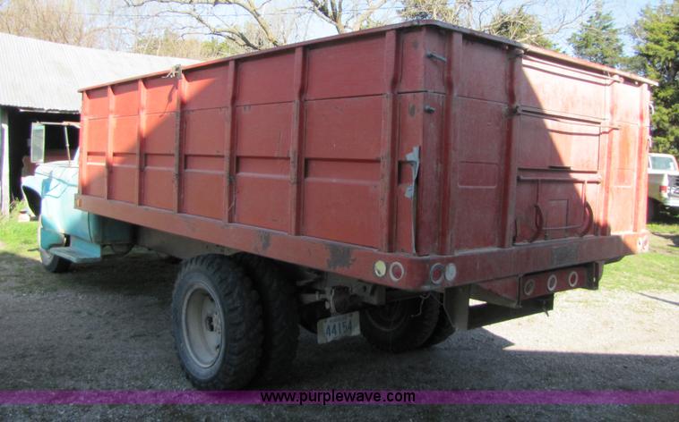 image for item 8662 1961 Ford F600 grain truck