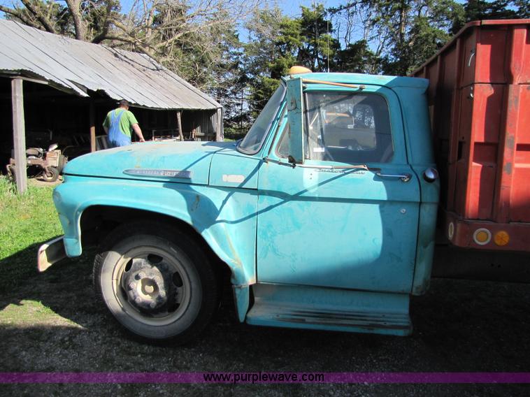 image for item 8662 1961 Ford F600 grain truck