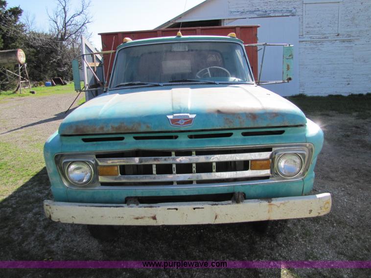 image for item 8662 1961 Ford F600 grain truck