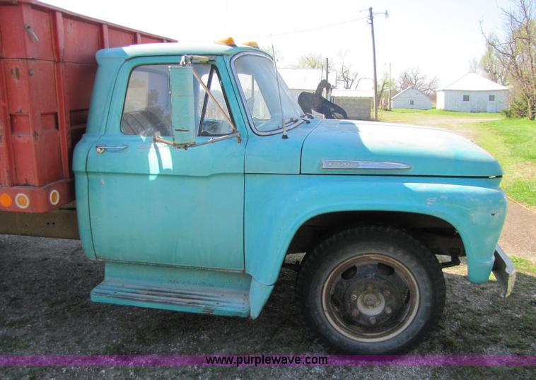 image for item 8662 1961 Ford F600 grain truck
