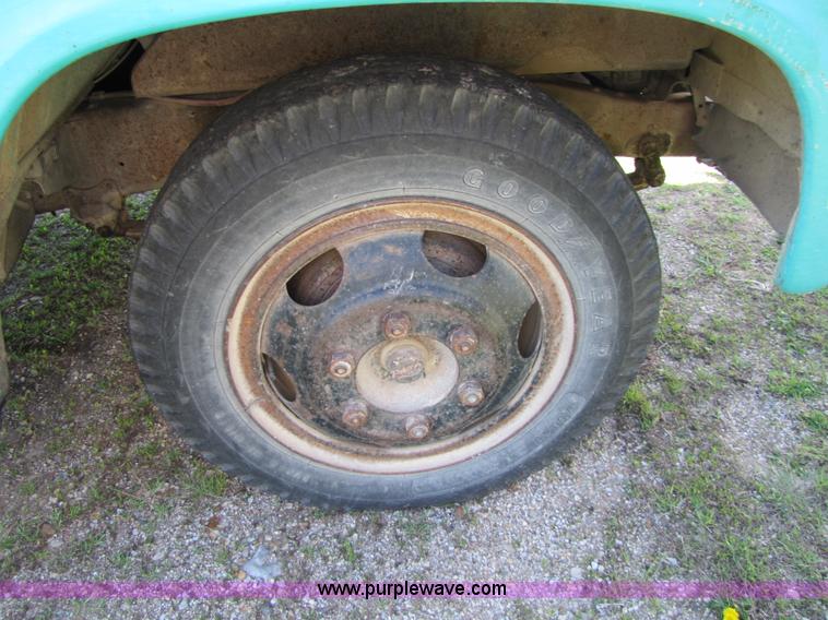 image for item 8662 1961 Ford F600 grain truck