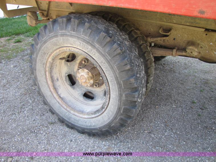 image for item 8662 1961 Ford F600 grain truck