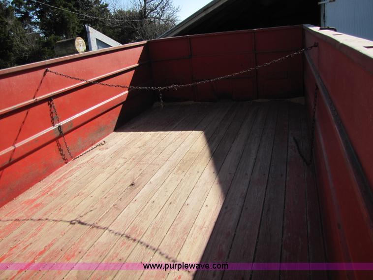 image for item 8662 1961 Ford F600 grain truck