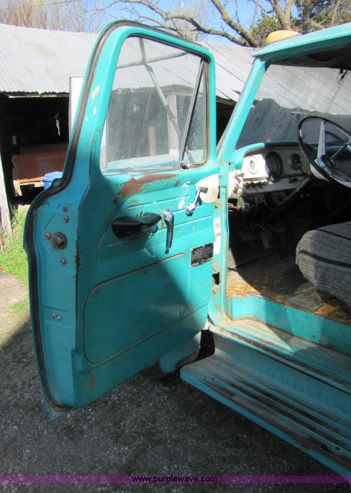 image for item 8662 1961 Ford F600 grain truck