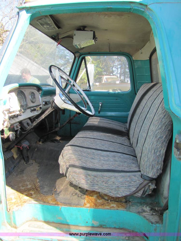 image for item 8662 1961 Ford F600 grain truck