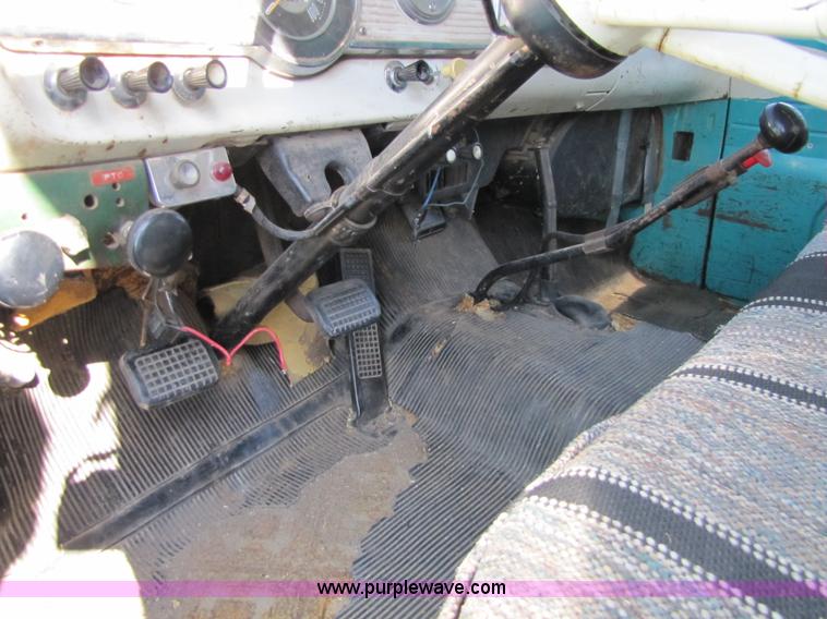 image for item 8662 1961 Ford F600 grain truck