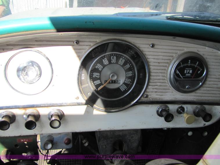 image for item 8662 1961 Ford F600 grain truck