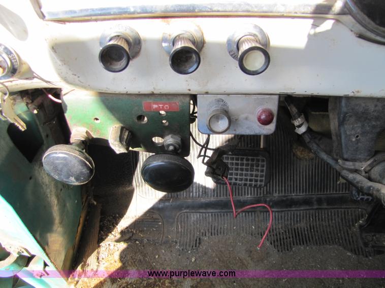 image for item 8662 1961 Ford F600 grain truck