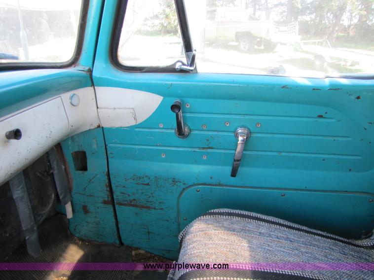 image for item 8662 1961 Ford F600 grain truck